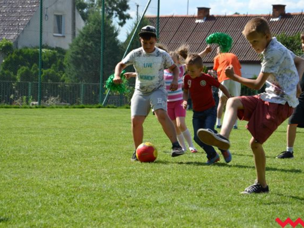 Nie będą już grać na drodze. Mają wymarzone boisko