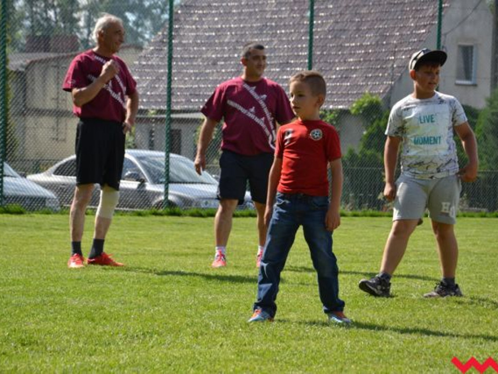 Nie będą już grać na drodze. Mają wymarzone boisko
