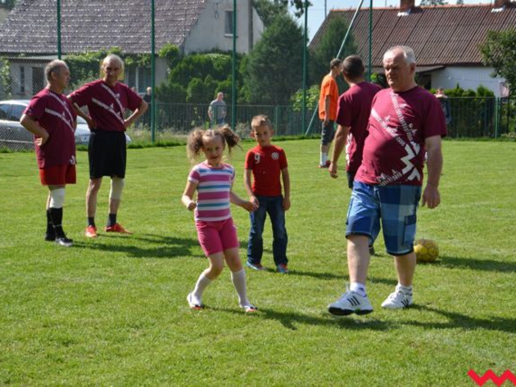 Nie będą już grać na drodze. Mają wymarzone boisko