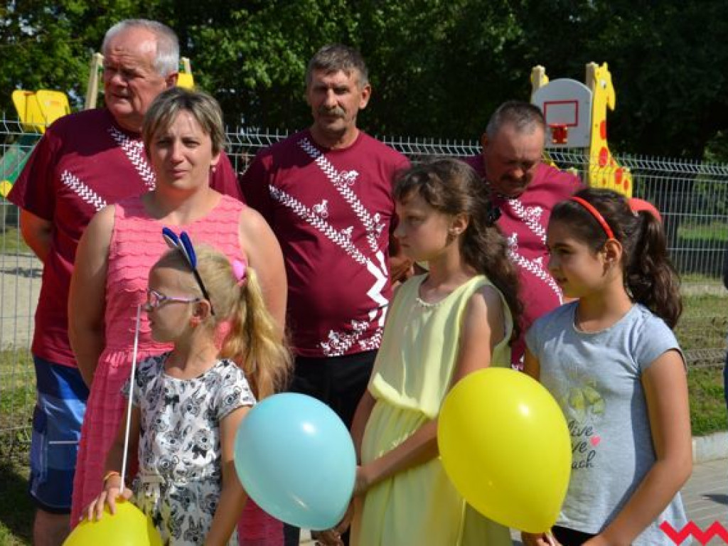 Nie będą już grać na drodze. Mają wymarzone boisko