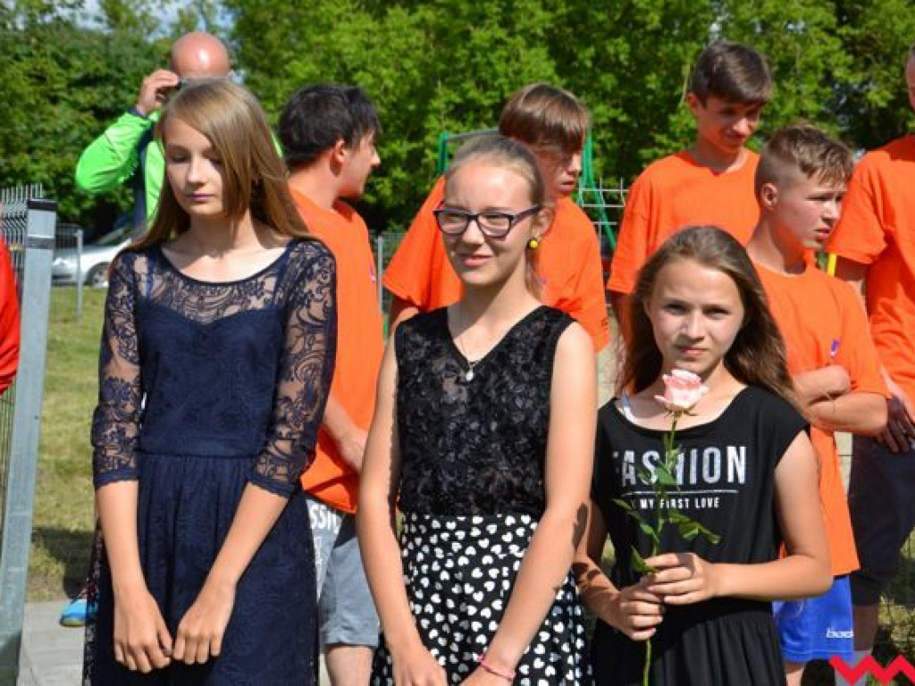 Nie będą już grać na drodze. Mają wymarzone boisko