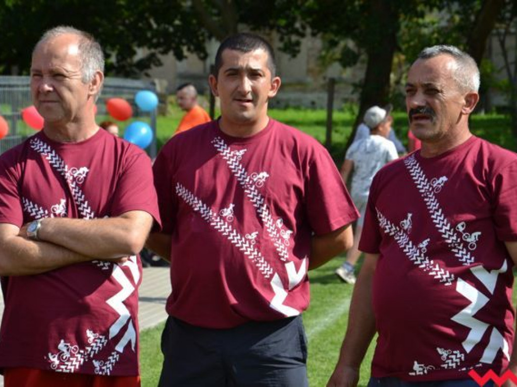 Nie będą już grać na drodze. Mają wymarzone boisko