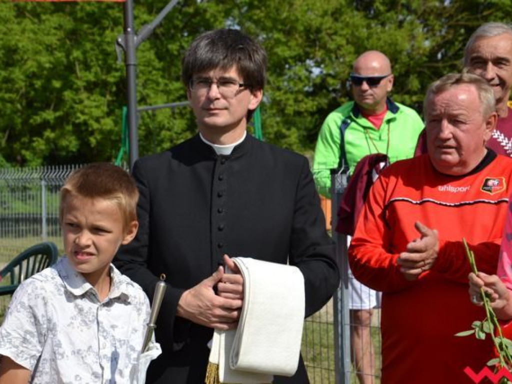 Nie będą już grać na drodze. Mają wymarzone boisko