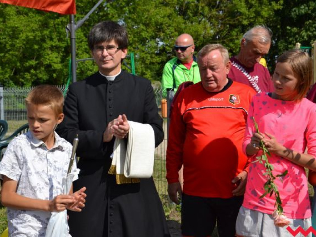 Nie będą już grać na drodze. Mają wymarzone boisko