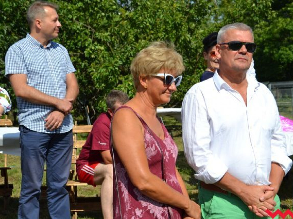 Nie będą już grać na drodze. Mają wymarzone boisko