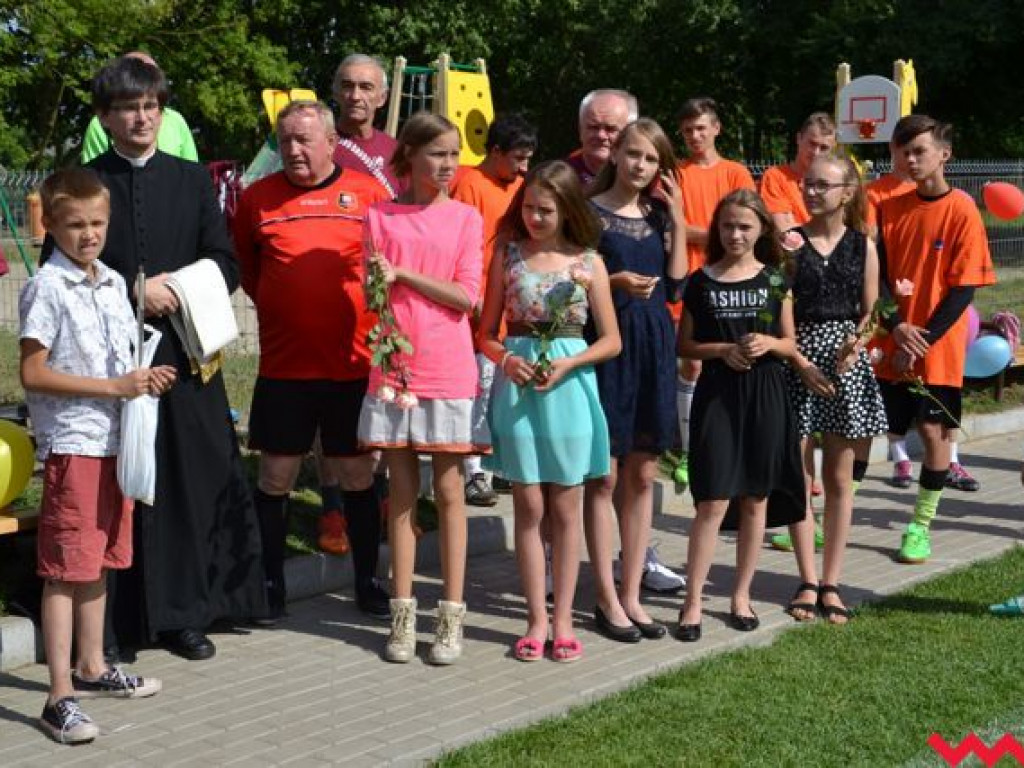 Nie będą już grać na drodze. Mają wymarzone boisko