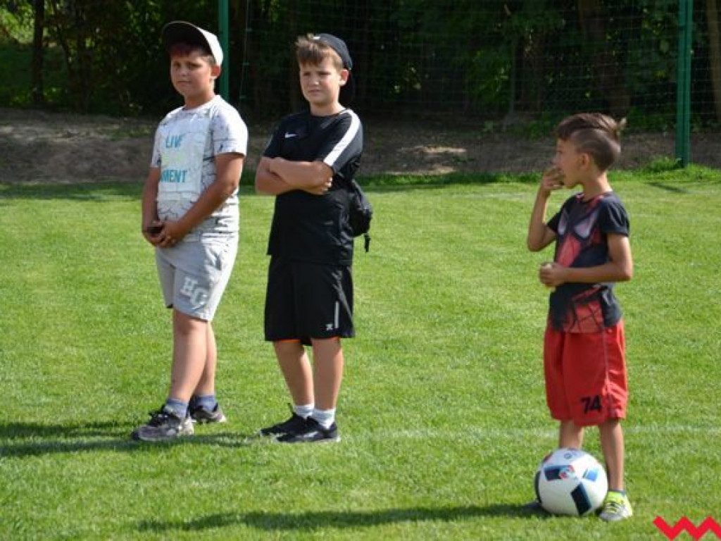 Nie będą już grać na drodze. Mają wymarzone boisko