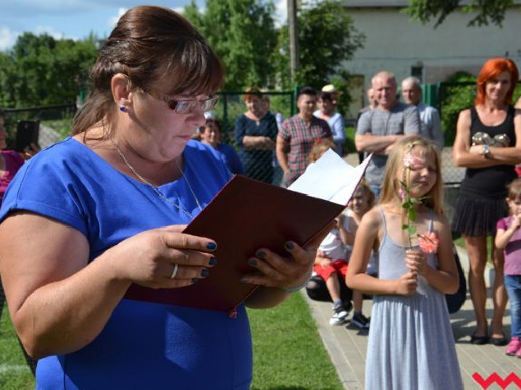 Nie będą już grać na drodze. Mają wymarzone boisko
