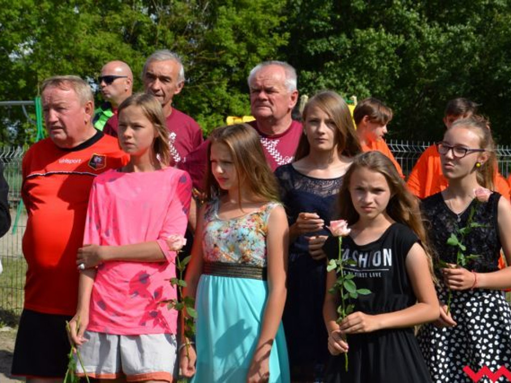 Nie będą już grać na drodze. Mają wymarzone boisko