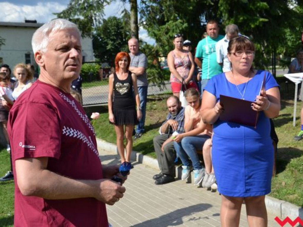 Nie będą już grać na drodze. Mają wymarzone boisko