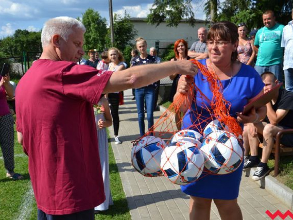 Nie będą już grać na drodze. Mają wymarzone boisko