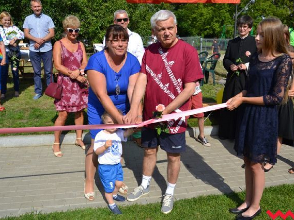Nie będą już grać na drodze. Mają wymarzone boisko