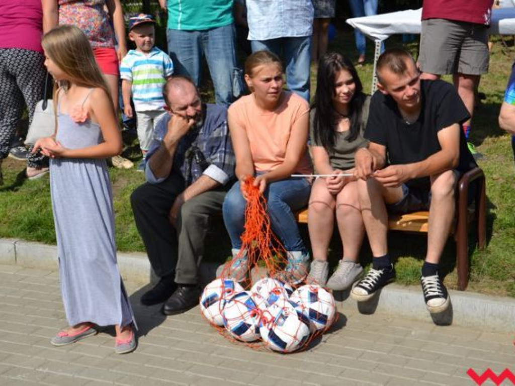 Nie będą już grać na drodze. Mają wymarzone boisko