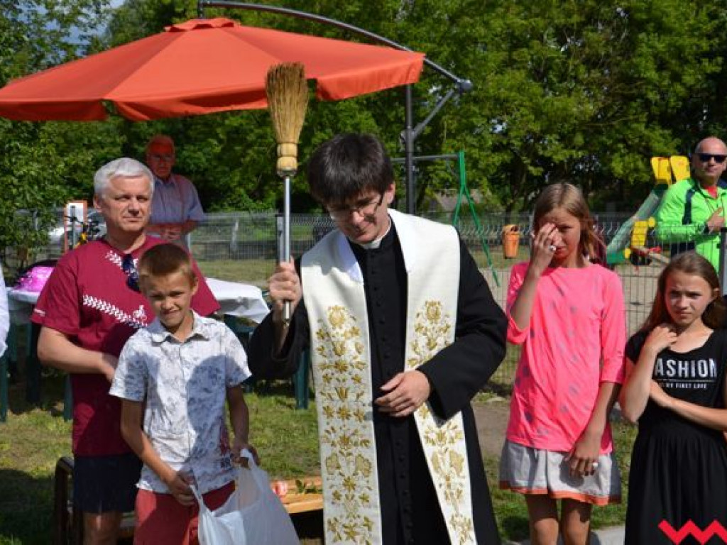 Nie będą już grać na drodze. Mają wymarzone boisko