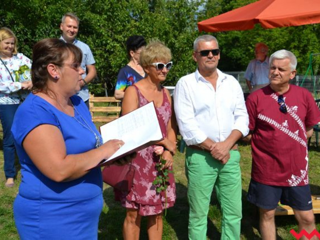 Nie będą już grać na drodze. Mają wymarzone boisko