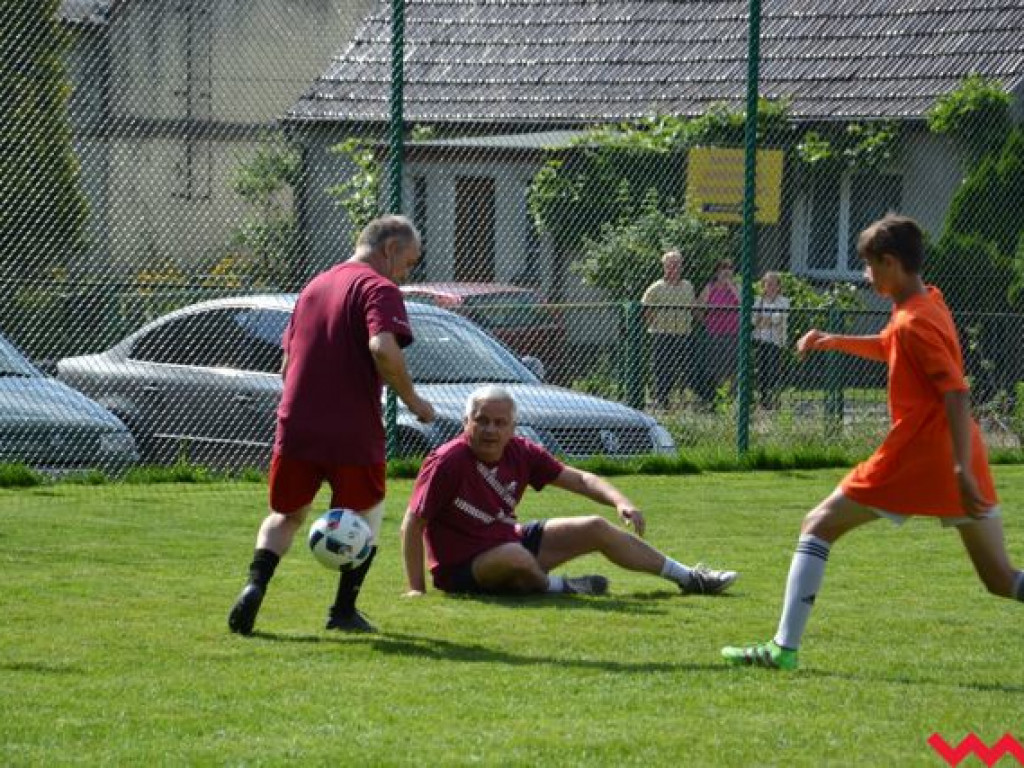 Nie będą już grać na drodze. Mają wymarzone boisko