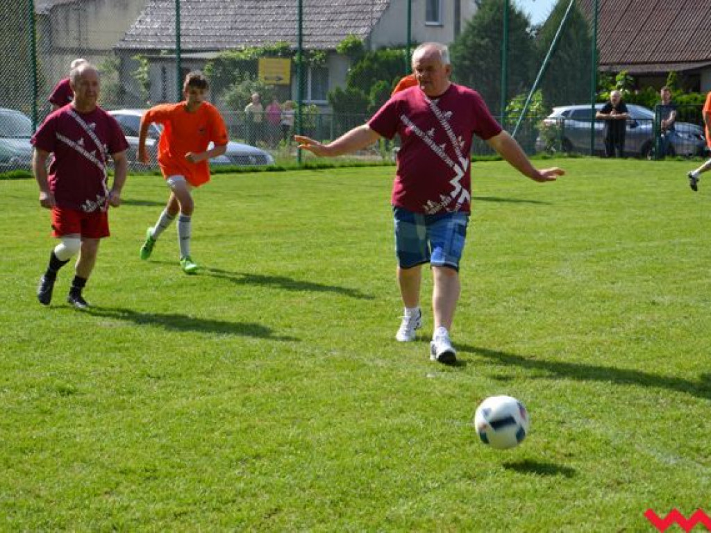 Nie będą już grać na drodze. Mają wymarzone boisko