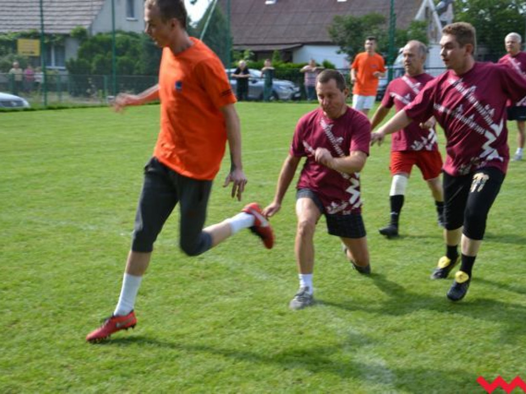 Nie będą już grać na drodze. Mają wymarzone boisko