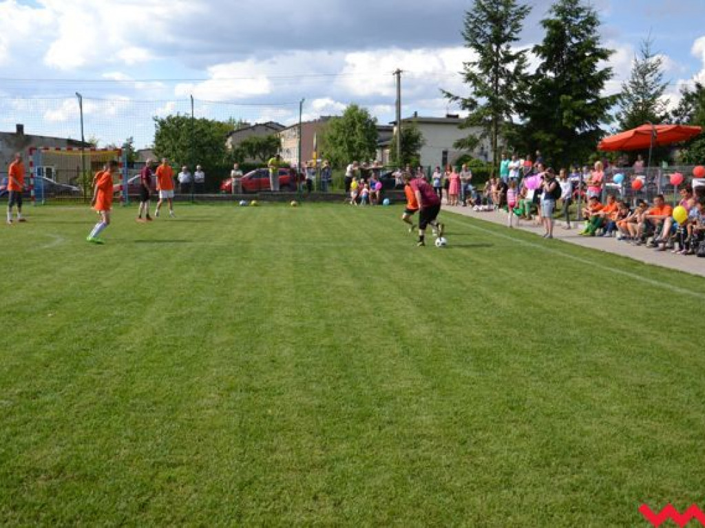 Nie będą już grać na drodze. Mają wymarzone boisko