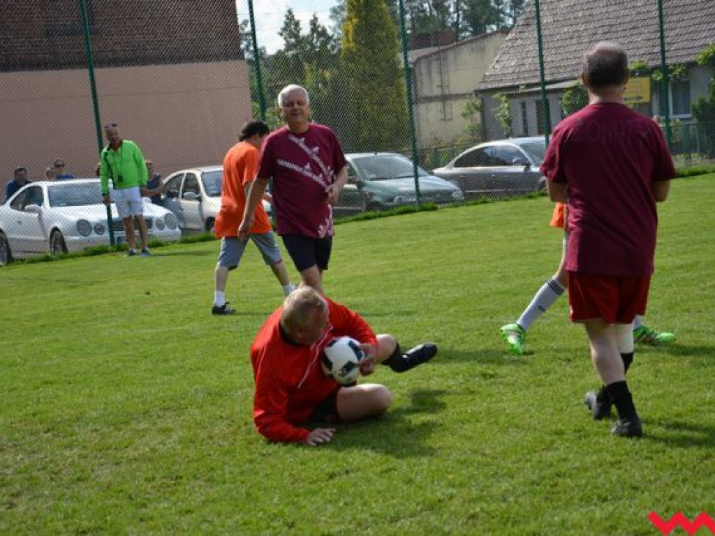 Nie będą już grać na drodze. Mają wymarzone boisko