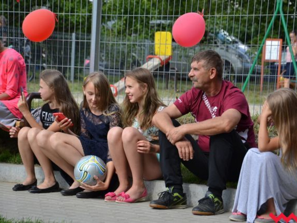 Nie będą już grać na drodze. Mają wymarzone boisko