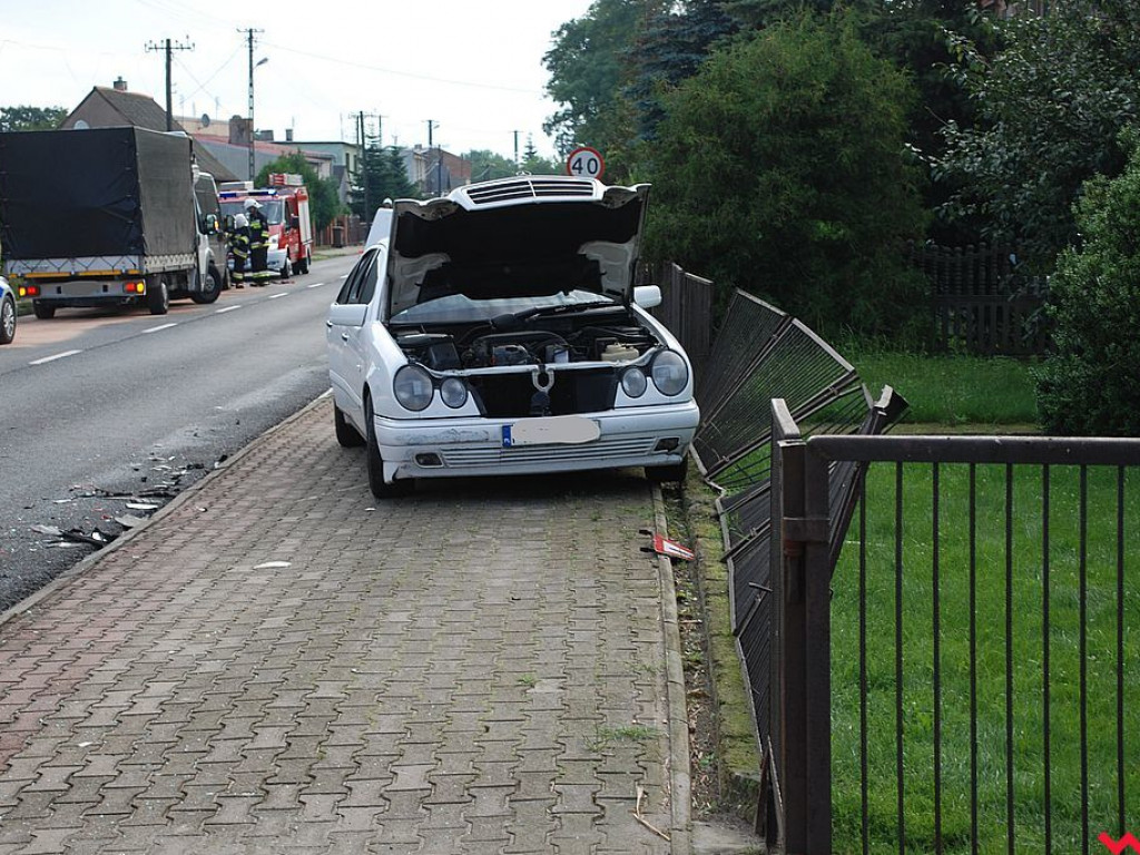 Zderzenie dwóch pojazdów na drodze wojewódzkiej nr 466 w Ratajach