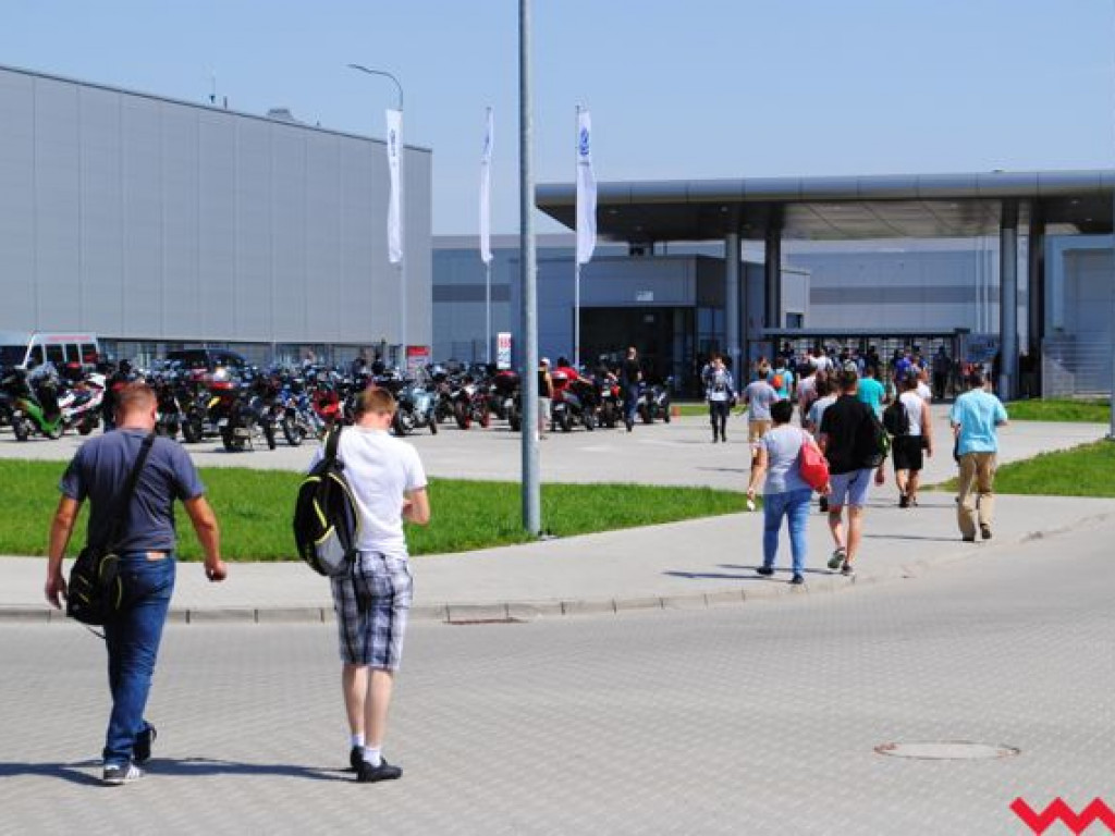 Coraz ciaśniej na parkingu przy VW