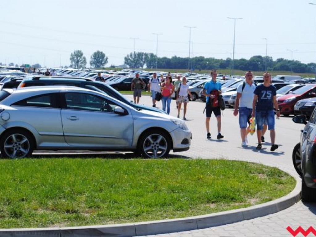 Coraz ciaśniej na parkingu przy VW