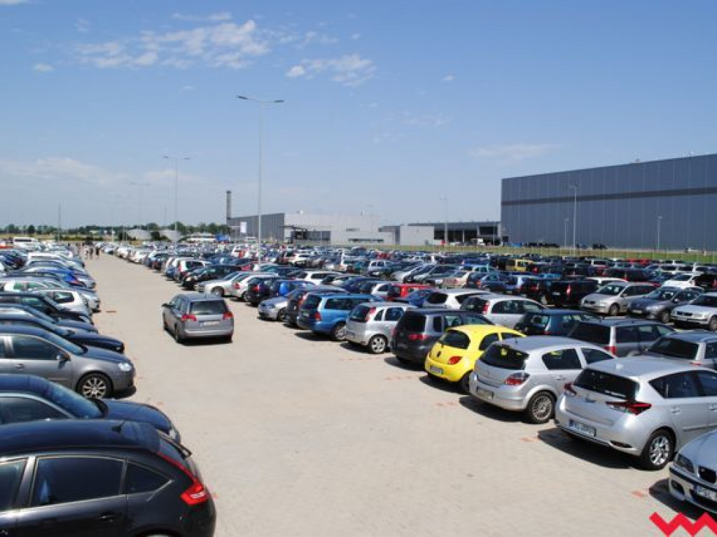 Coraz ciaśniej na parkingu przy VW