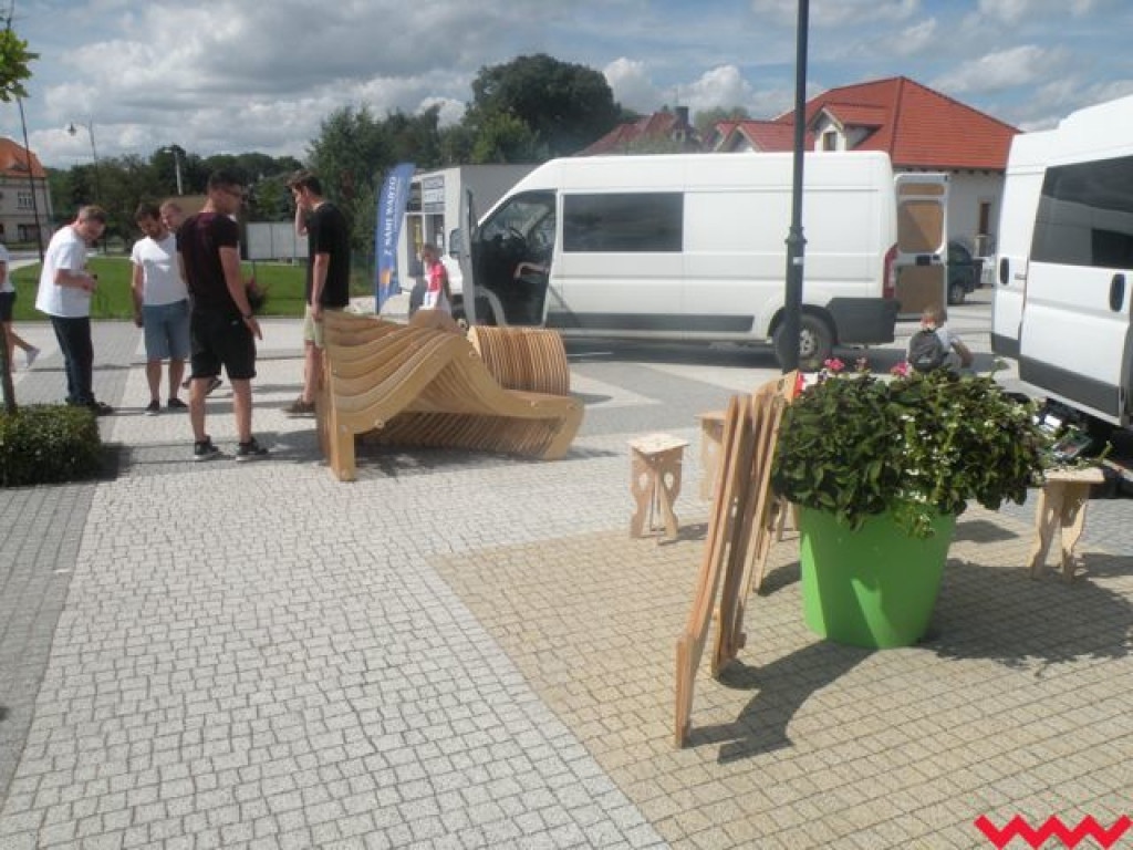 Innowacyjna ławeczka już na nekielskim rynku. Zobacz projekt Freelab