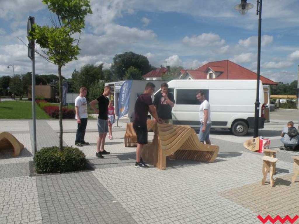 Innowacyjna ławeczka już na nekielskim rynku. Zobacz projekt Freelab