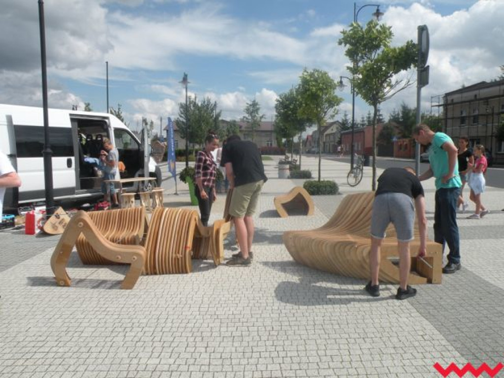 Innowacyjna ławeczka już na nekielskim rynku. Zobacz projekt Freelab