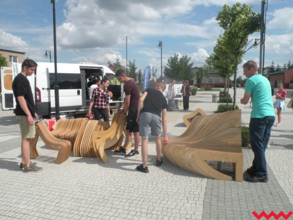 Innowacyjna ławeczka już na nekielskim rynku. Zobacz projekt Freelab