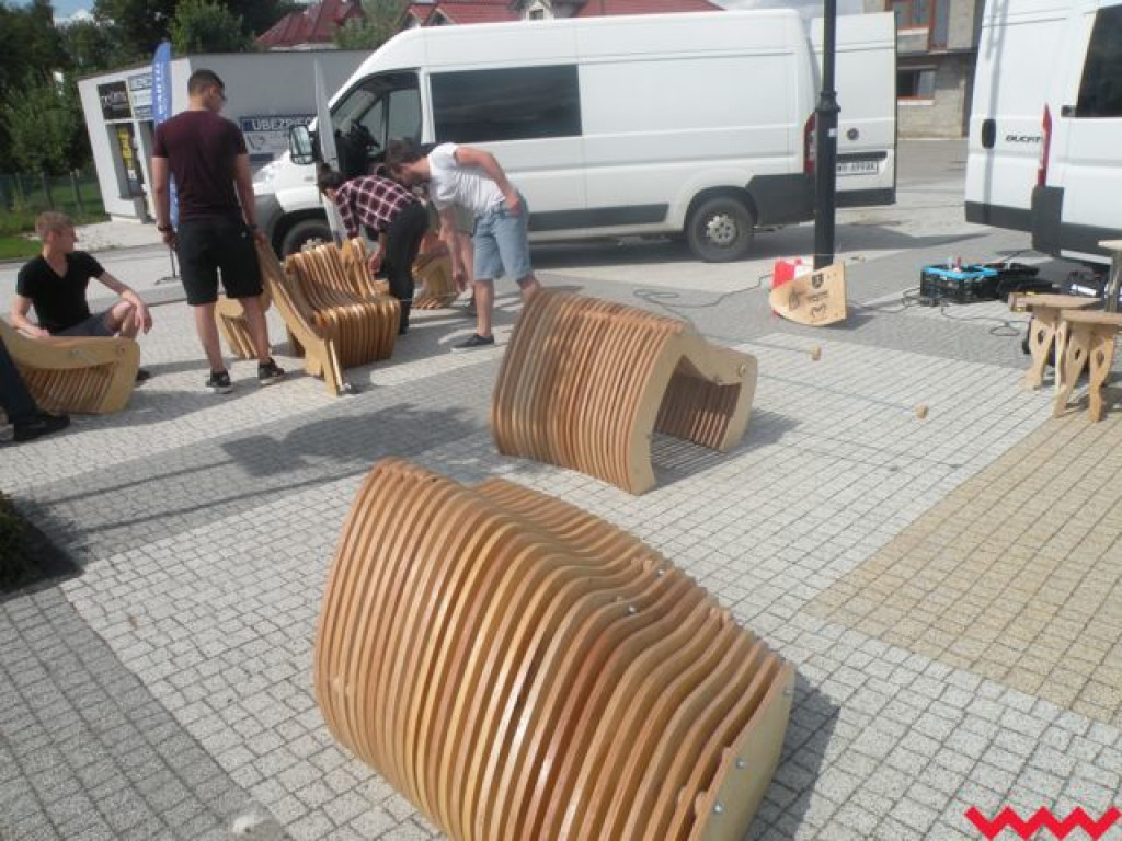 Innowacyjna ławeczka już na nekielskim rynku. Zobacz projekt Freelab