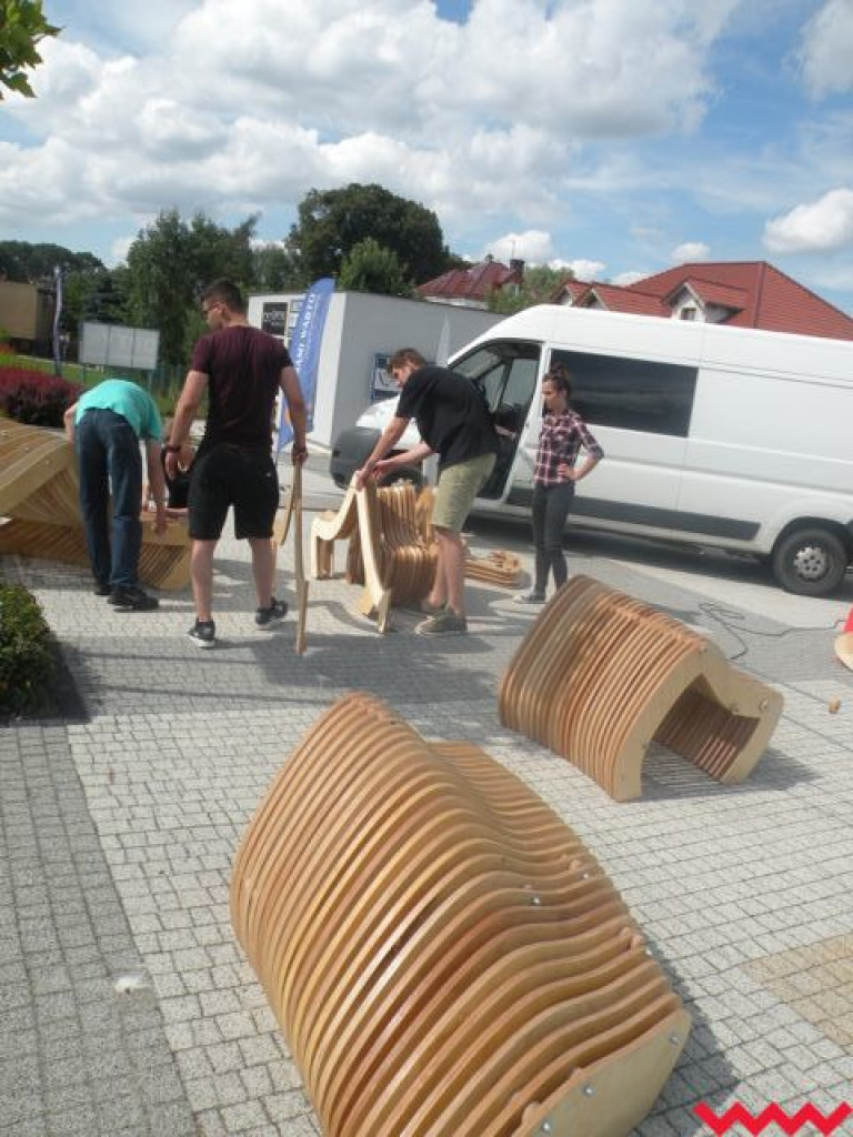 Innowacyjna ławeczka już na nekielskim rynku. Zobacz projekt Freelab