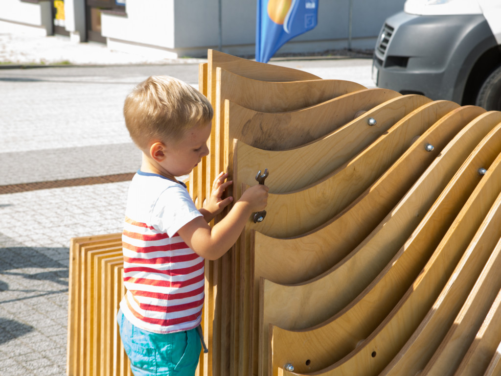 Innowacyjna ławeczka już na nekielskim rynku. Zobacz projekt Freelab