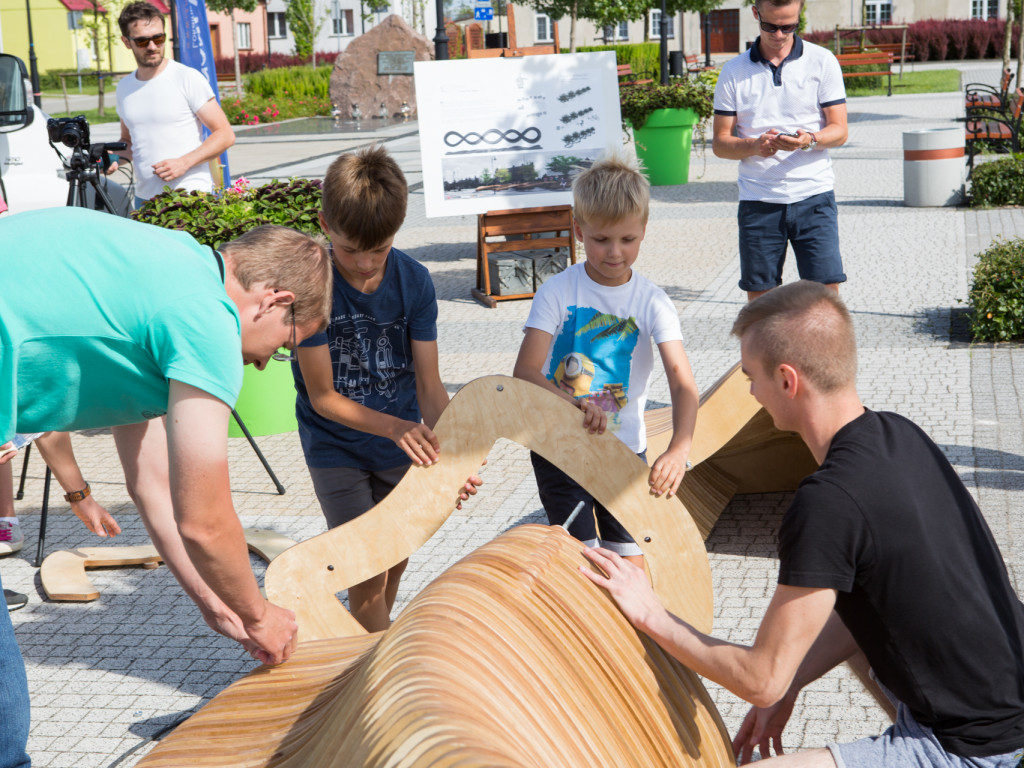 Innowacyjna ławeczka już na nekielskim rynku. Zobacz projekt Freelab
