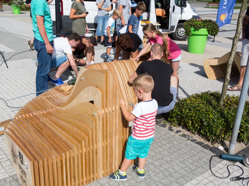 Innowacyjna ławeczka już na nekielskim rynku. Zobacz projekt Freelab