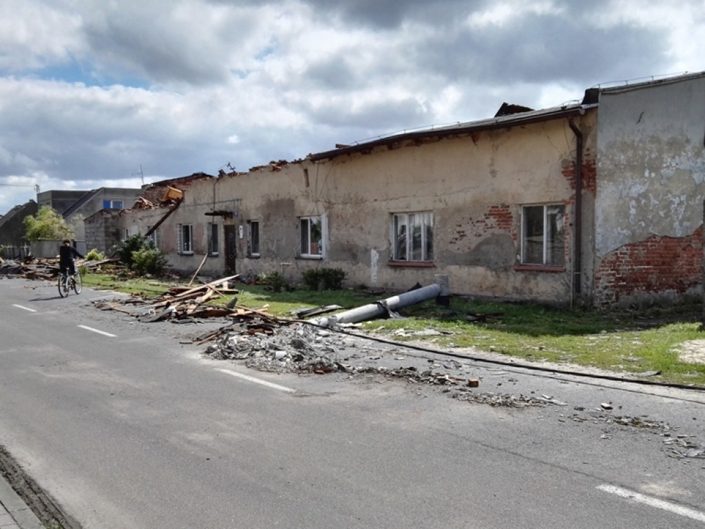 Burza wyrywała drzewa z korzeniami. Zniszczenia są ogromne