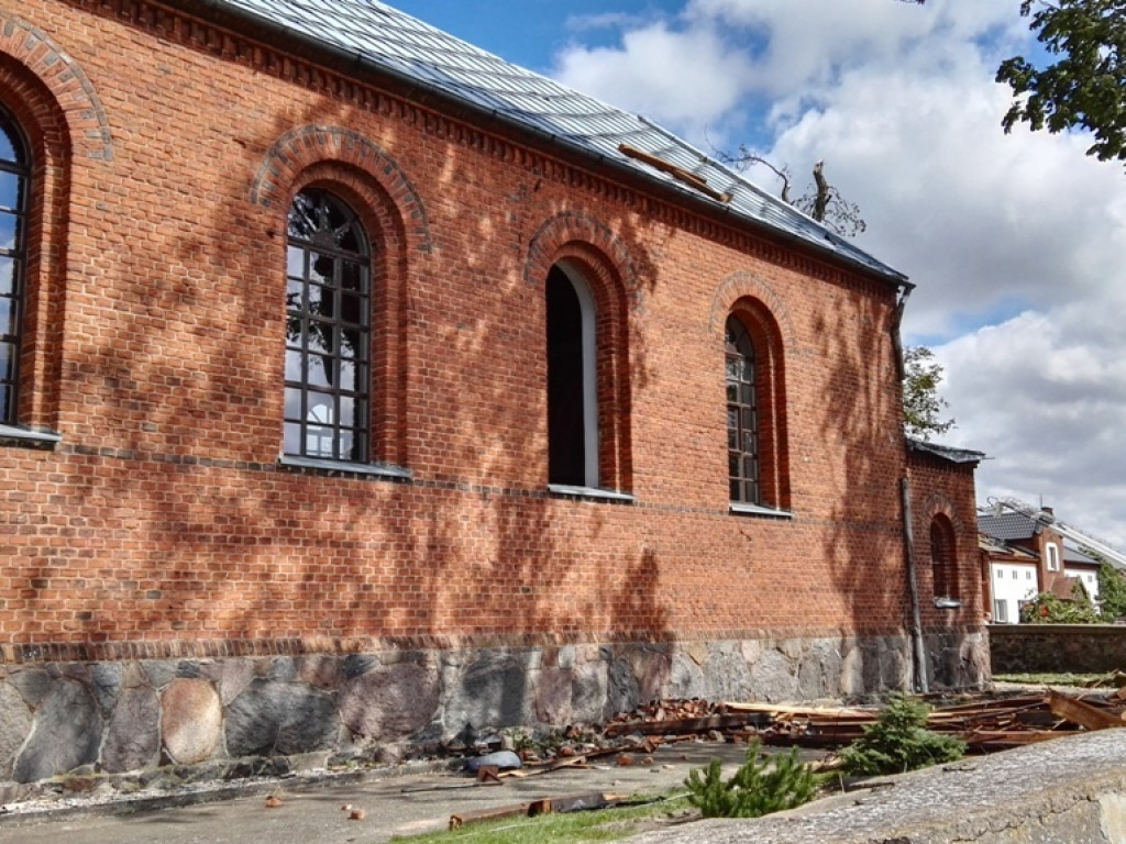 Burza wyrywała drzewa z korzeniami. Zniszczenia są ogromne