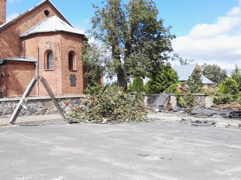 Burza wyrywała drzewa z korzeniami. Zniszczenia są ogromne