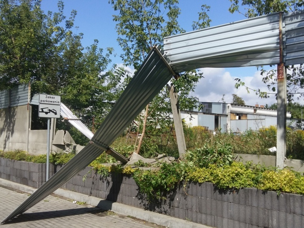 Burza wyrywała drzewa z korzeniami. Zniszczenia są ogromne