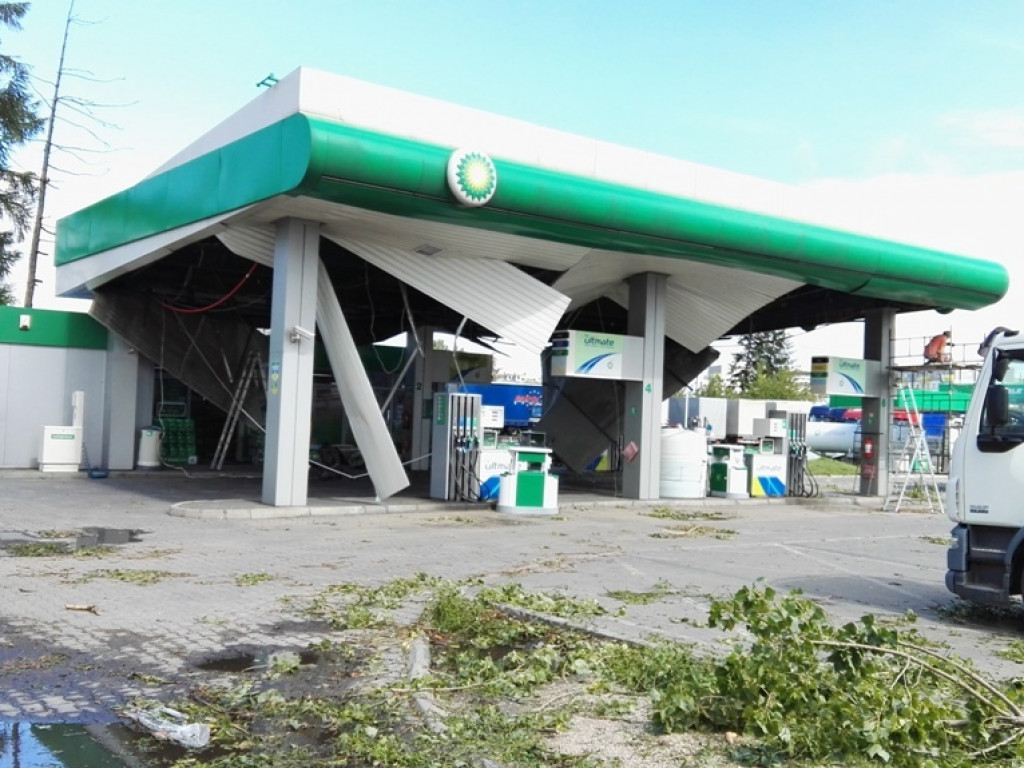 Burza wyrywała drzewa z korzeniami. Zniszczenia są ogromne