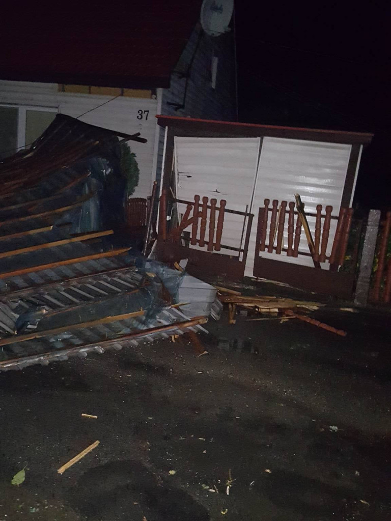 Burza wyrywała drzewa z korzeniami. Zniszczenia są ogromne