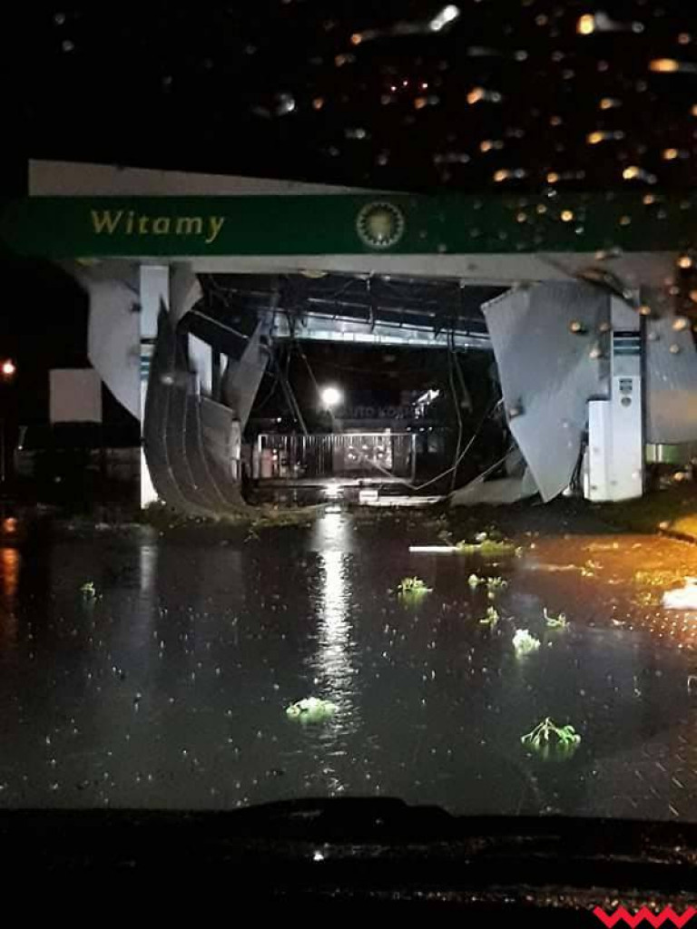 Burza wyrywała drzewa z korzeniami. Zniszczenia są ogromne