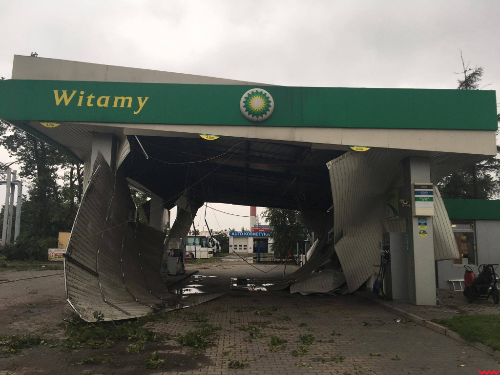 Burza wyrywała drzewa z korzeniami. Zniszczenia są ogromne