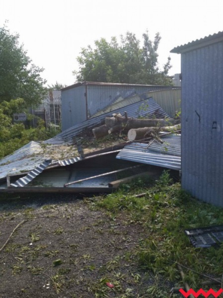 Burza wyrywała drzewa z korzeniami. Zniszczenia są ogromne