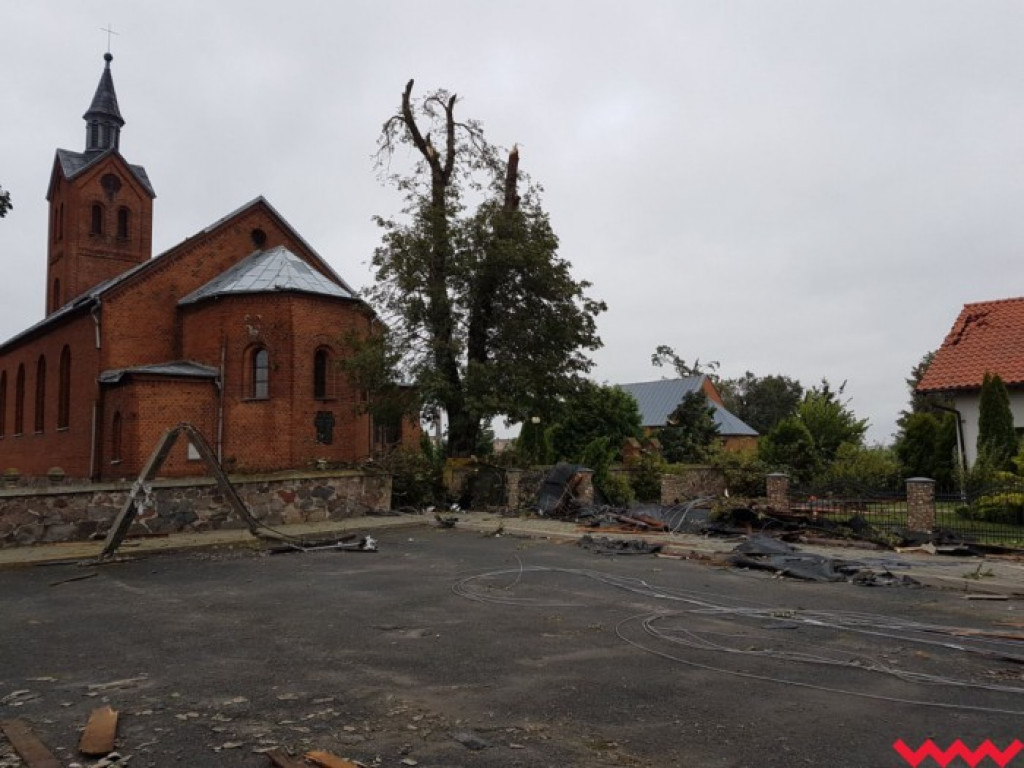 Burza wyrywała drzewa z korzeniami. Zniszczenia są ogromne