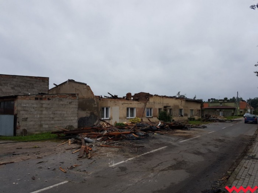 Burza wyrywała drzewa z korzeniami. Zniszczenia są ogromne