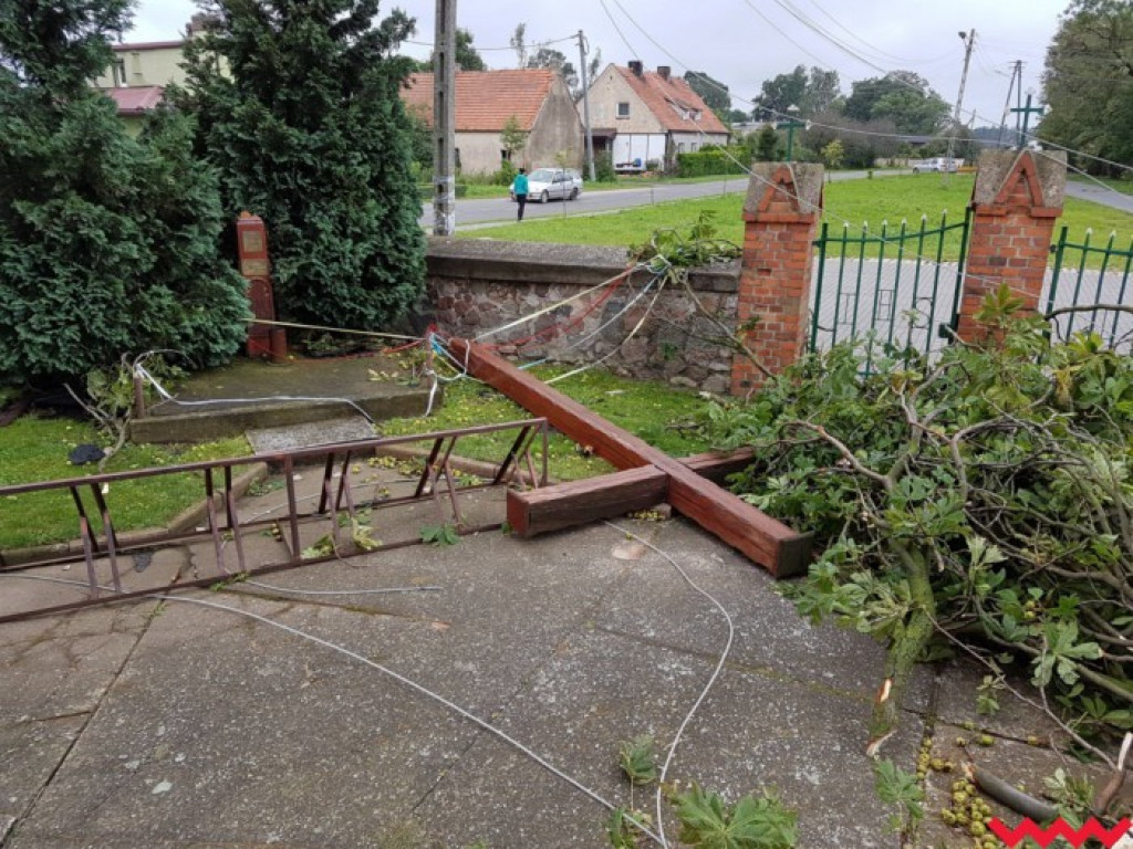 Burza wyrywała drzewa z korzeniami. Zniszczenia są ogromne